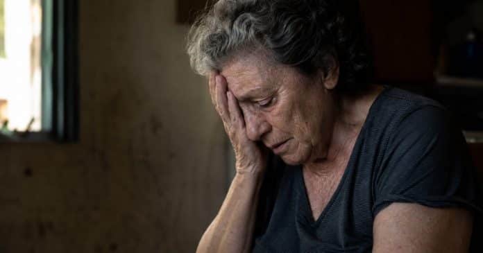 Coisas “feias” que muitos fazem na velhice e afastam amigos e familiares (e ninguém conta)