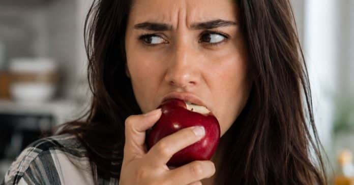 Médicos insistem tanto para a gente comer maçã todos os dias por estes motivos…