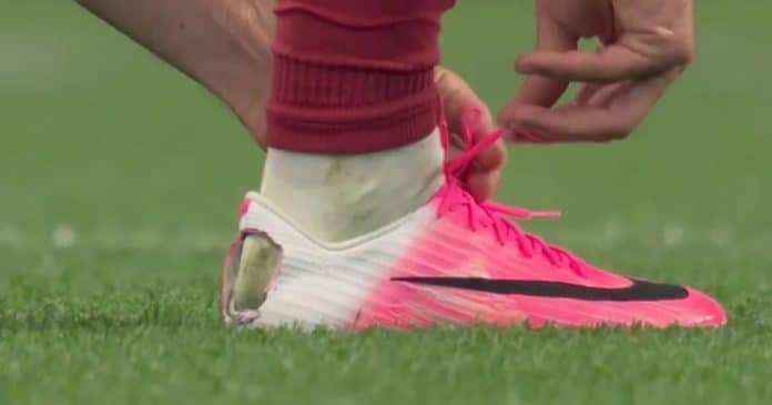 Motivo pelo qual jogadores estão cortando a parte de trás das chuteiras finalmente é explicado