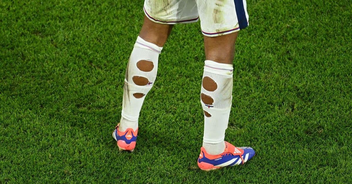 sabiaspalavras.com - Motivo pelo qual jogadores est&atilde;o cortando a parte de tr&aacute;s das chuteiras finalmente &eacute; explicado