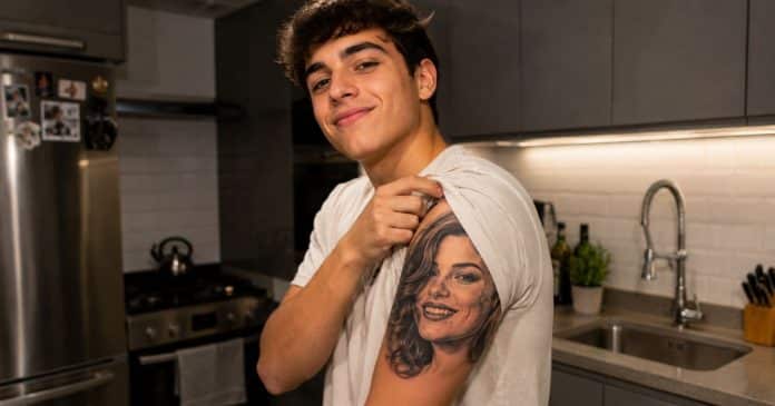 Meu filho completou 18 anos e tatuou o rosto da madrasta no braço — até que descobri o que o pai dele havia oferecido em troca