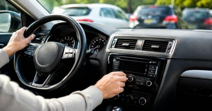 Por que baixamos a música do carro na hora de estacionar? O motivo faz todo sentido