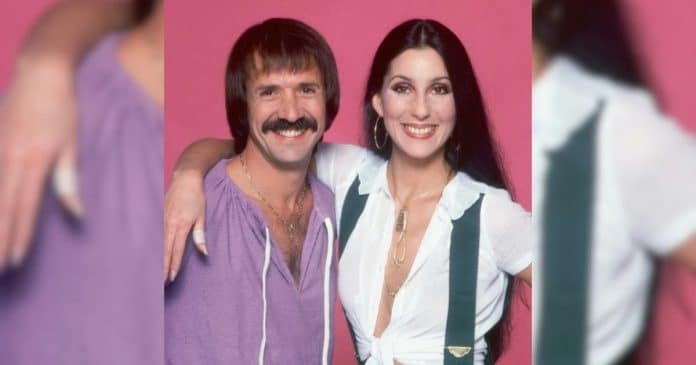 Dupla musical icônica aparece em rara fotografia antiga: você consegue reconhecê-los?