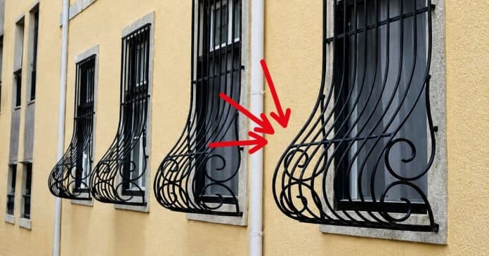 Essa estranha ‘curva’ nas grades de janela parece apenas enfeite, mas existe um motivo surpreendente que quase ninguém conhece