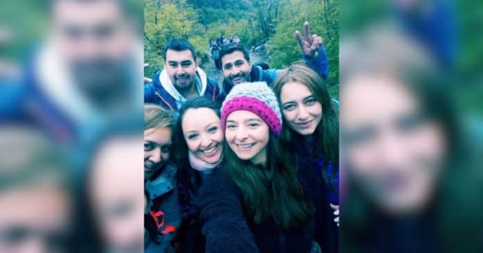 Esta selfie de seis amigos parecia normal… até que um ‘detalhe inexplicável’ deixou todos arrepiados