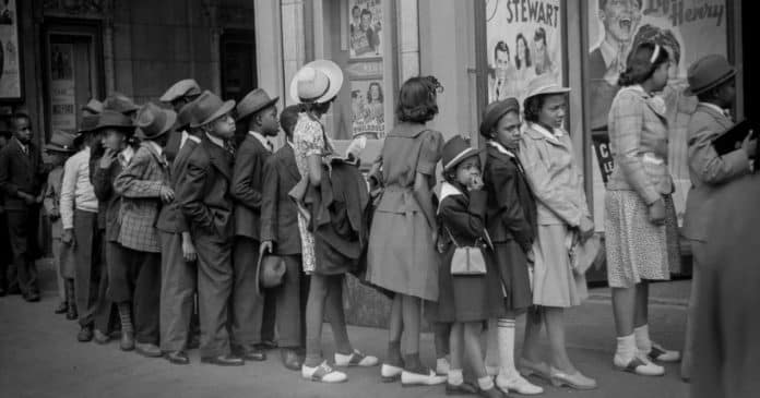 Foto de 1940 intriga a internet ao sugerir ser uma “prova” de que a viagem no tempo realmente existe