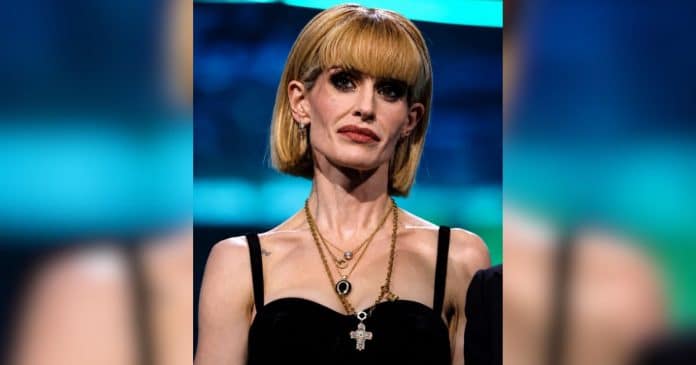 Kelly Osbourne diz ter sido ‘literalmente assassinada’ por sua aparência e fica chocada ao ver fotos: “Eu não sabia como eu estava”