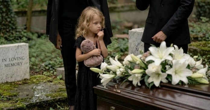 Menina de 6 anos grita que a mãe está viva durante o funeral… e o que a polícia descobre depois choca a cidade inteira