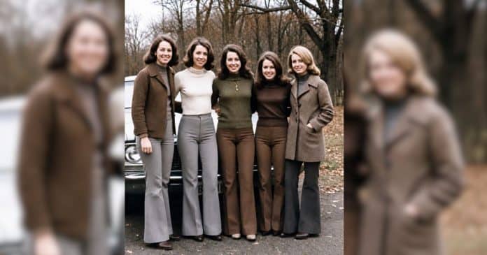 Parece apenas uma foto de meninas dos anos 70, mas há um detalhe que chama a atenção imediatamente…