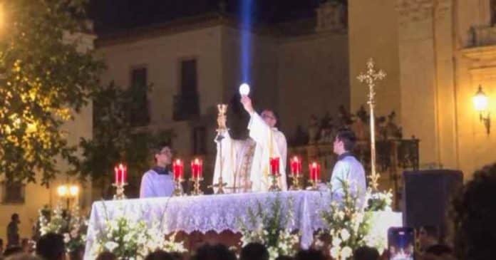 Raio de luz surge sobre hóstia durante missa na Itália e imagens deixam fiéis perplexos