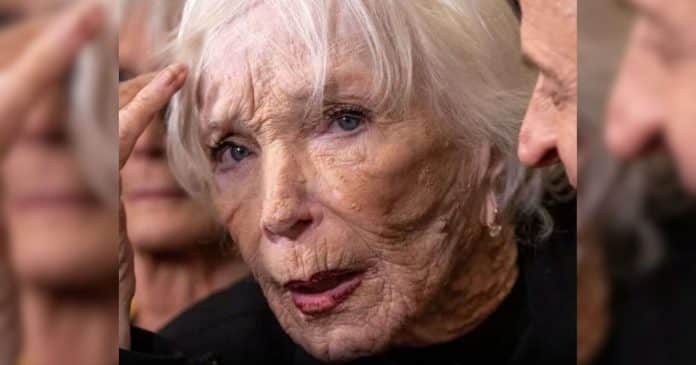 Aos 92 anos, essa atriz da ‘realeza de Hollywood’ mudou de ideia após um lifting facial… e sua transformação surpreende