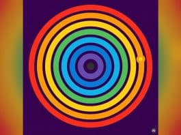Faixas circulares coloridas sobre fundo roxo, com disco central e ponto amarelo lateral, em enquadramento quadrado e laterais desfocadas.