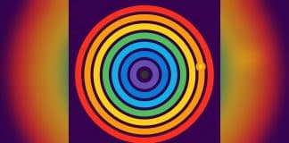 Faixas circulares coloridas sobre fundo roxo, com disco central e ponto amarelo lateral, em enquadramento quadrado e laterais desfocadas.