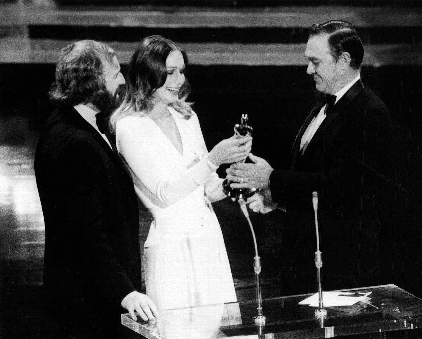 sabiaspalavras.com - Esta foto dos Oscars de 1972 n&atilde;o foi editada &mdash; e os detalhes revelam uma Hollywood que j&aacute; n&atilde;o existe