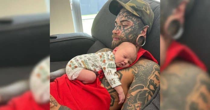 Pai com corpo completamente coberto por mais de 200 tatuagens se transforma pelo bem de sua filhinha