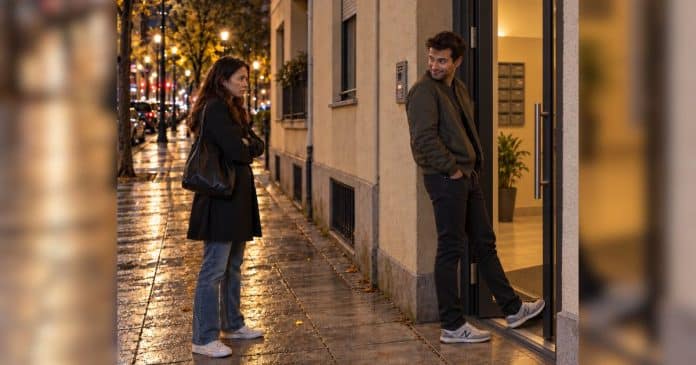 Se um homem estiver segurando a porta do prédio com o pé, NUNCA entre antes dele: Alerta para TODAS as mulheres
