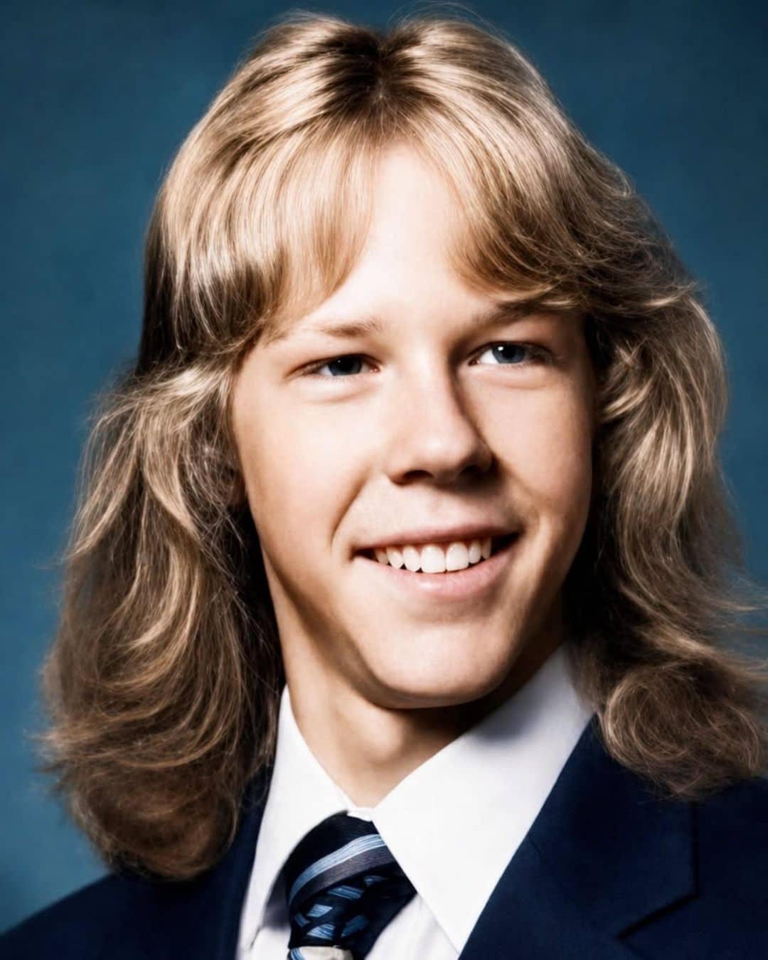 sabiaspalavras.com - Voc&ecirc; jamais imaginaria quem &eacute; este menino: o garoto t&iacute;mido da foto cresceu e virou uma lenda do rock