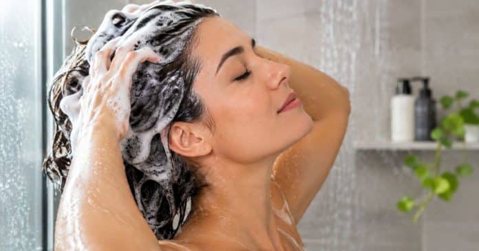 A mulher que lava o cabelo ASSIM, têm eles muito mais bonitos: cuidado ao usar o shampoo de forma errada